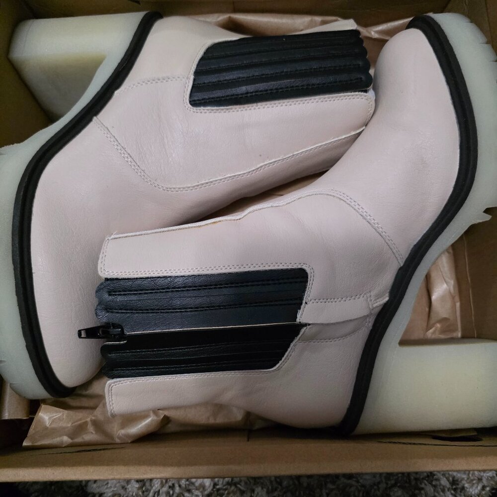 Oasis Society Beige/Black boot size 8